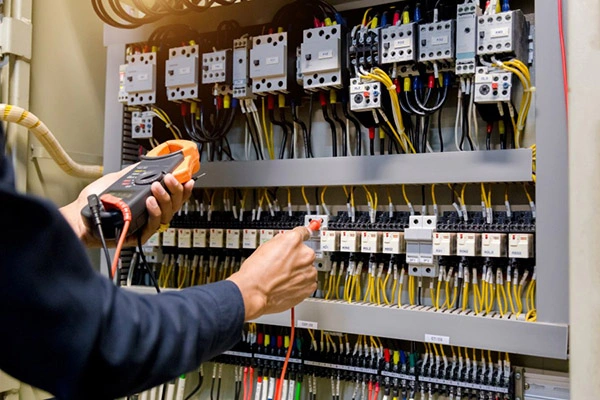 Como a seleção do resistor afeta o desempenho do circuito eletrônico?