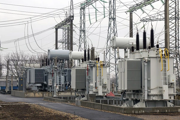 Por que os reatores são importantes na eletrônica de potência e na conversão de energia?